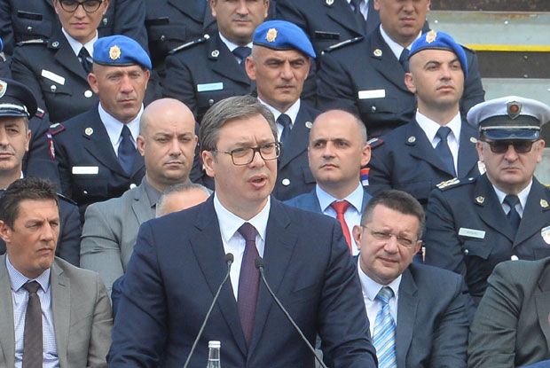 Вучић: Заштитићемо грађане, бринућемо о полицајцима; Полицајци: Служићемо отаџбини